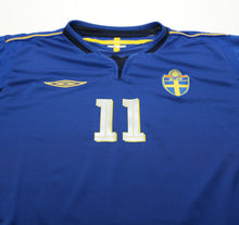 Load image into Gallery viewer, 2004/05 LARSSON #11 Sweden Vintage Umbro L/S Away Football Shirt (M)
