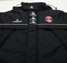 Load image into Gallery viewer, 2000/02 CHARLTON ATHLETIC Vintage LCS Football Bench Coat Jacket (S/M)
