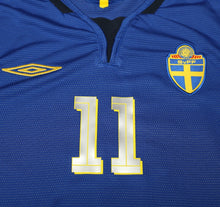 Load image into Gallery viewer, 2004/05 LARSSON #11 Sweden Vintage Umbro L/S Away Football Shirt (M)
