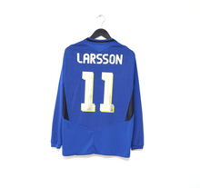 Load image into Gallery viewer, 2004/05 LARSSON #11 Sweden Vintage Umbro L/S Away Football Shirt (M)
